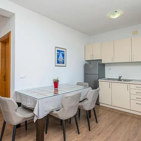 Gorgeous Home In Makarska Дом отдыха *