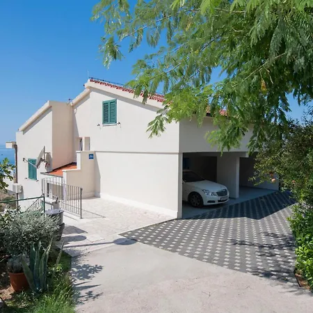 Amazing Home In Makarska *