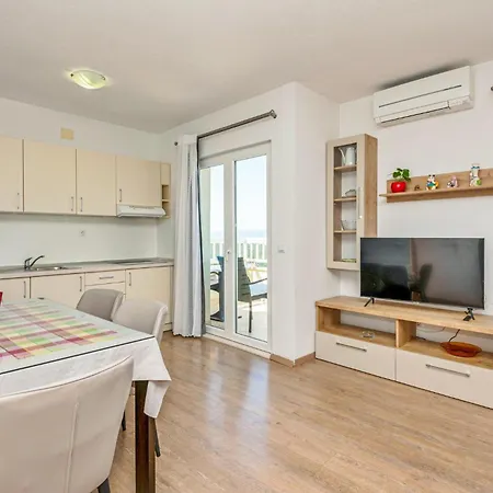 Amazing Home In Makarska *
